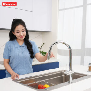 voi rua bat day rut nong lanh Konox Comfor Chrome 6